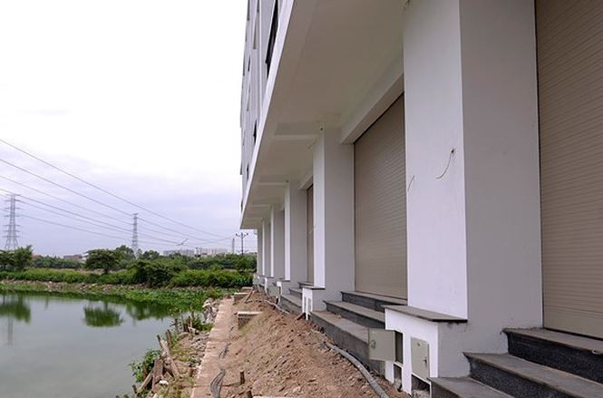 Biệt thự cạnh hồ nước mất mỹ quan với nhiều rác bẩn. Ảnh: Tiền phong.