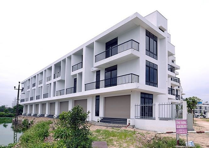 Tuy nhiên, thông tin trên báo Tiền phong cho biết, dù đã hoàn thành nhưng nhiều hạng mục cơ sở hạ tầng vẫn chưa thực hiện. Nhiều chủ hộ đập đi, xây dựng lại vì cho rằng thiết kế của chủ đầu tư không phù hợp với nhu cầu của họ. Ảnh: Tiền phong.