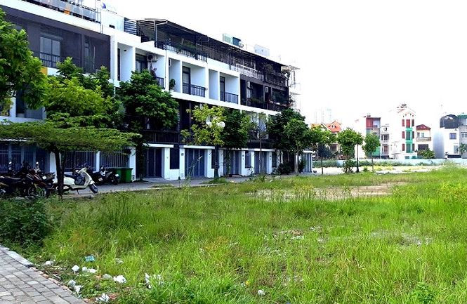 Cũng theo báo Tiền phong, hơn 100 hộ dân tại đây sống trong những ngôi nhà hiện đại giá 3-4 tỷ đồng/căn nhưng đã từng chịu cảnh không nước, không đường đi và không sổ đỏ. Ảnh: Tiền phong.