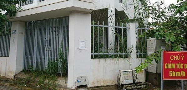 Còn theo phản ánh của báo Thương hiệu &amp; công luận, khu đô thị Ao Sào vẫn còn nhiều căn nhà liền kề bỏ hoang, cỏ mọc um tùm. Ảnh: Thương hiệu công luận.