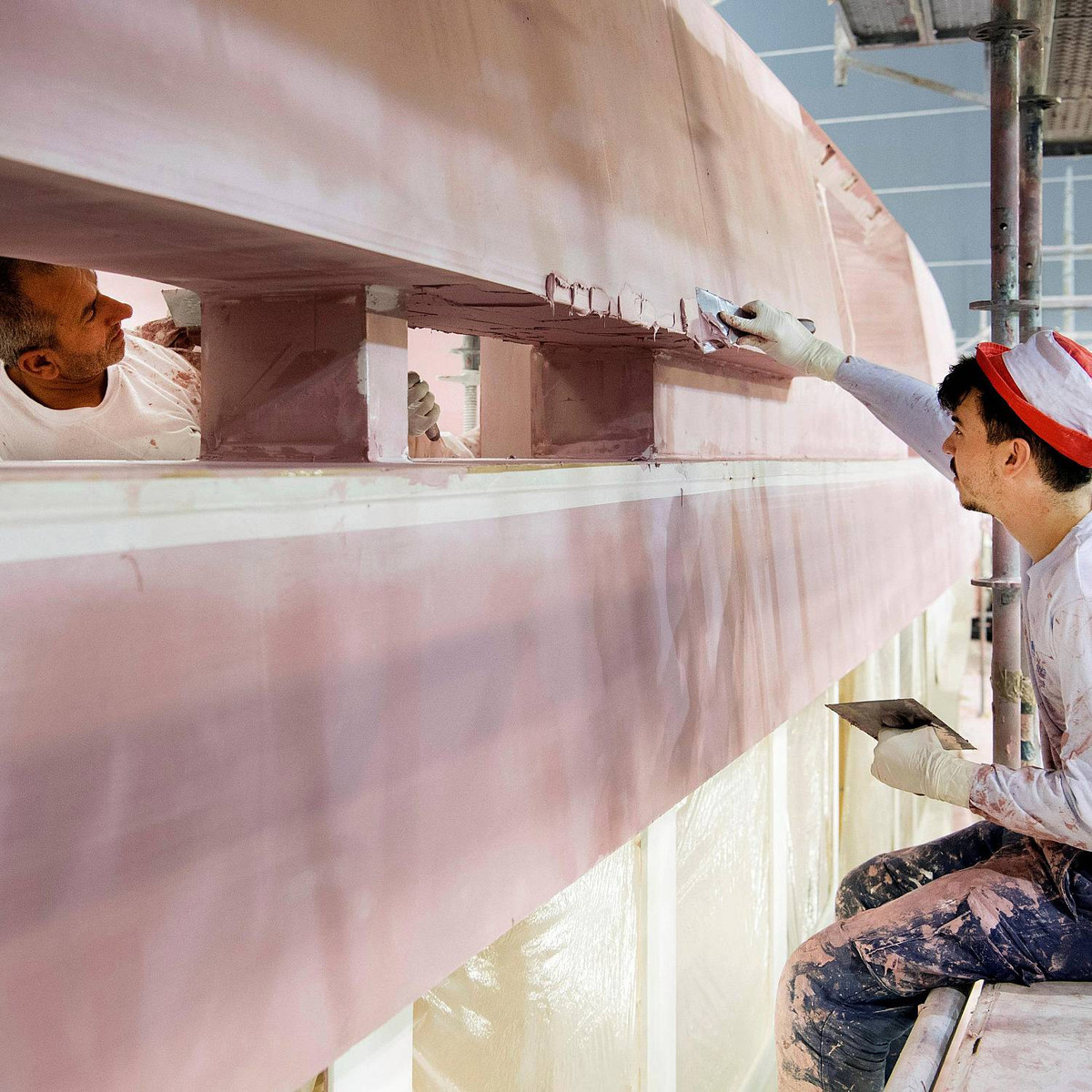 Các bộ phận trên du thuyền đều được làm nhẵn bề mặt trước khi sơn.