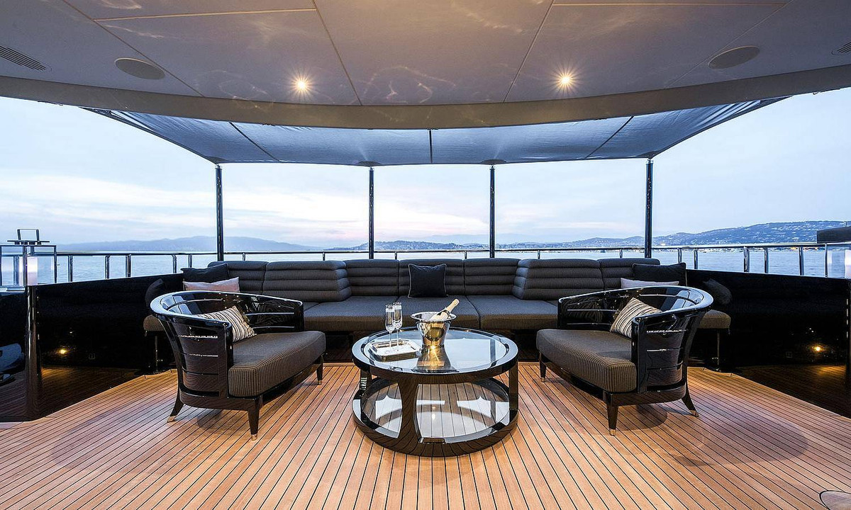 Khu vực ngắm cảnh phía boong tàu.