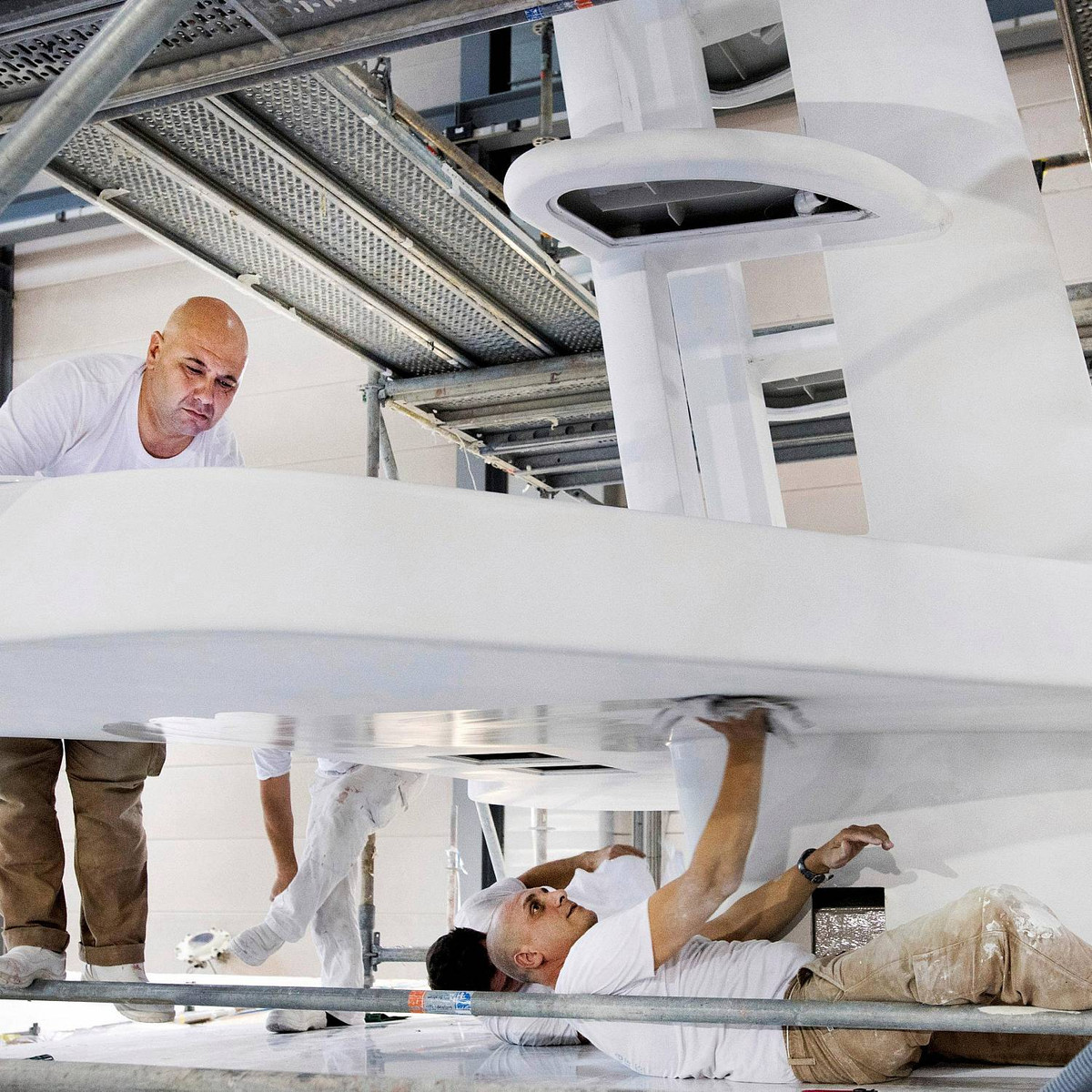 Người thợ miệt mài với công đoạn đánh bóng.