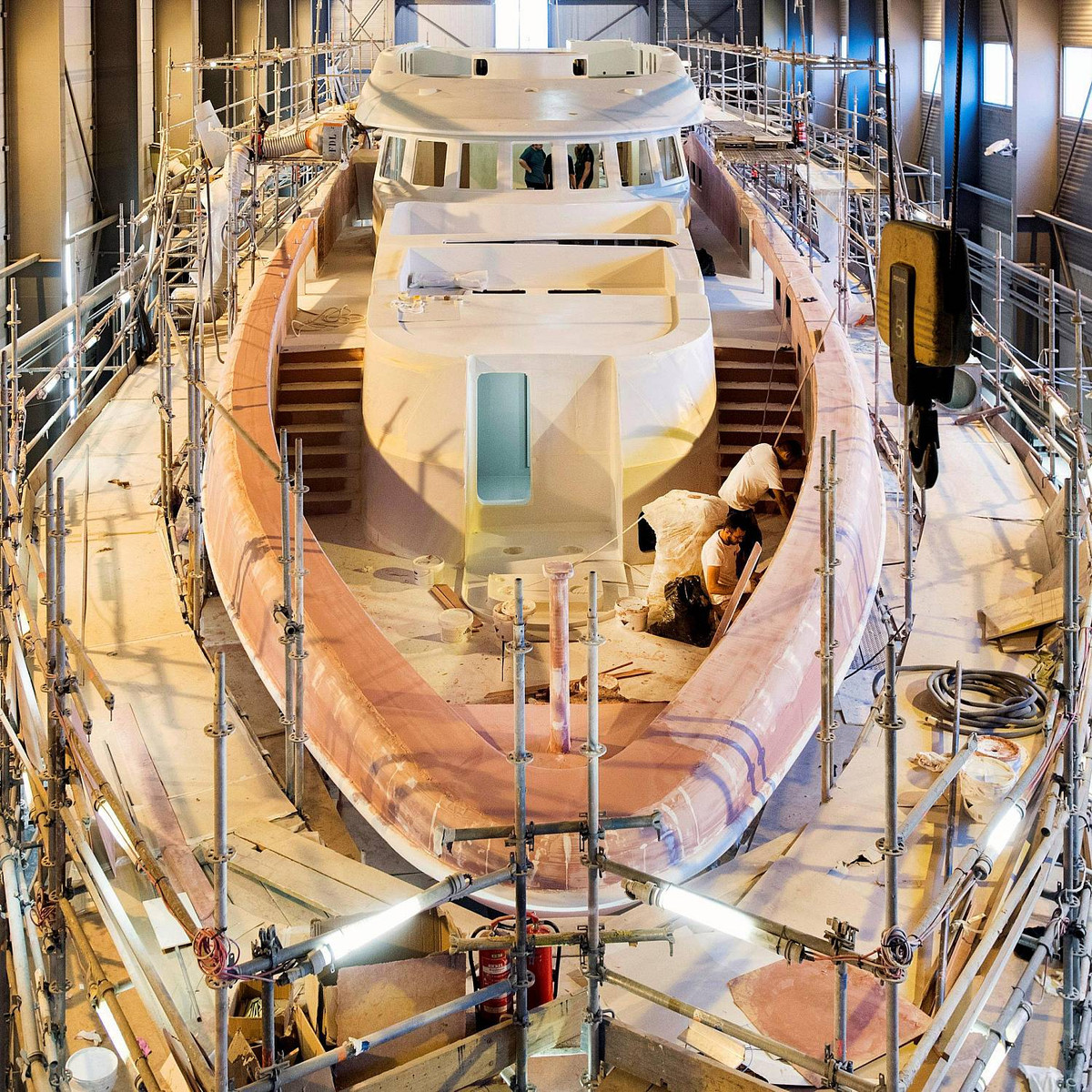 Nhóm phóng viên của Reuters có vinh dự đặt chân vào bên trong nhà máy sản xuất du thuyền Heesen Yachts ở Hà Lan.