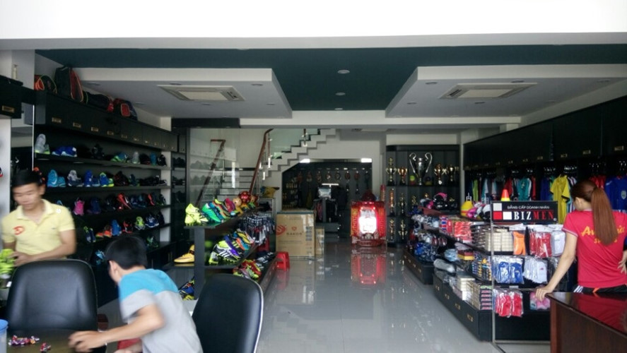 Công ty của Anh Đức cung ứng trên 1.000 sản phẩm thể thao chính hãng về bóng đá, chạy bộ, bơi lội, cầu lông… của các nhãn hàng nổi tiếng, uy tín trên thế giới: Nike, Adidas, Wilson.... Ảnh: Anhducsport.