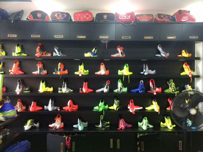 Ngoài ra, tiền đạo 33 tuổi còn là chủ của một số dãy trọ cho thuê và khách sạn, spa tại Bình Dương. Anh cũng mở cửa hai sân bóng mini của riêng mình và là đồng sở hữu một nhà hàng cùng với gia đình vợ. Ảnh: Anhducsport.