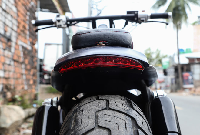 Điểm thay đổi đáng kể nằm ở chắn bùn sau với đèn hậu tích hợp báo rẽ. Phần chắn bùn cũng được cắt ngắn để lộ phần bánh xe to bản. Nhìn từ phía sau, chiếc Honda Shadow 400 trông bệ vệ và lì lợm hơn hẳn.