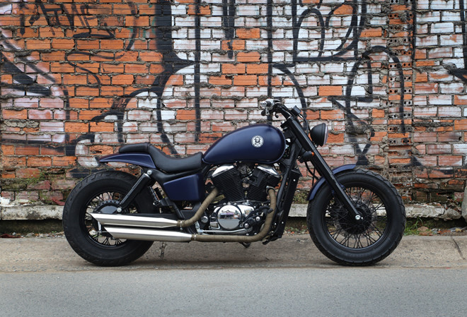 Bản độ Honda Shadow 400 được garage Tự Thanh Đa thực hiện. Với mục đích dọn mới, xe vẫn mang thiết kế đặc trưng từ mẫu nguyên bản những được thay đổi một số chi tiết để tăng tính thẩm mỹ theo sở thích của chủ nhân.