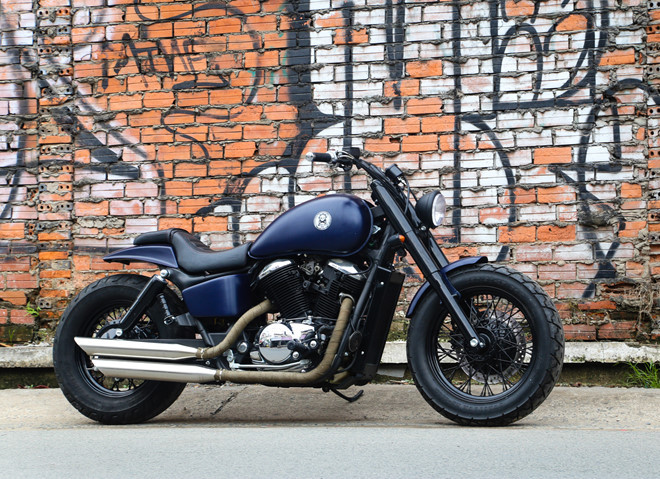 Sau khi hoàn thành, chiếc Honda Shadow 400 đời 1997 như lột xác hoàn toàn, rũ bỏ hình ảnh có phần già nua trên nguyên bản, thay vào đó là một chất cơ bắp khỏe khoắn và đôi chút ngông cuồng kiểu Mỹ. Chi phí để thực hiện bản độ này khoảng 40 triệu đồng.