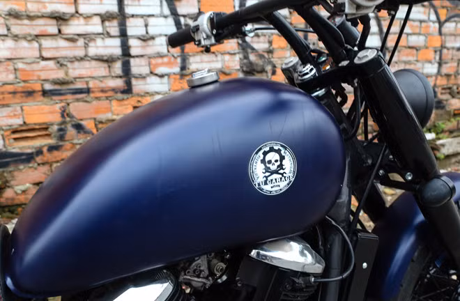 Xe có khối lượng 225 kg, bình xăng giọt nước được gò thủ công, dung tích 14,5 lít. Toàn bộ thân xe Honda Shadow 400 được sơn lại màu xanh mờ, dàn chân sơn đen tĩnh điện.