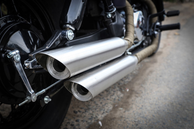 Phần ống xả đơn trên mẫu xe cũ cũng được làm lại thủ công, thành cụm ống xả kép bắt mắt hơn. Lon pô được thiết kế lại và cổ pô được bọc vải đậm chất cổ điển.