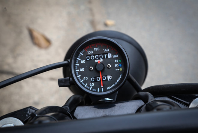 Mặt đồng hồ dạng anolog cổ điển, hiển thị các thông số cơ bản như tua máy, tốc độ, odo...