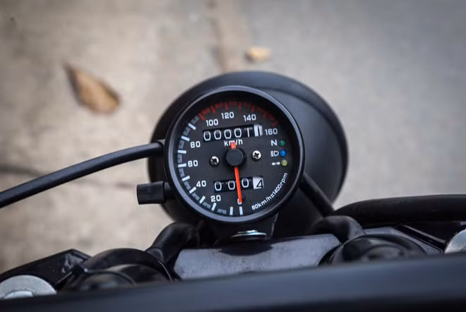 Mặt đồng hồ dạng anolog cổ điển, hiển thị các thông số cơ bản như tua máy, tốc độ, odo...