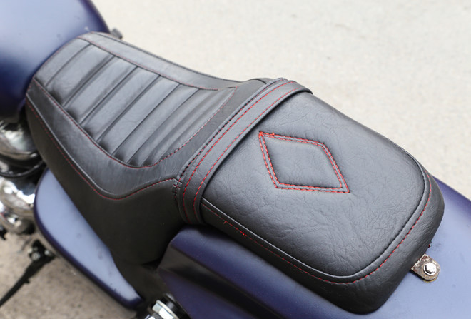 Yên xe vẫn giữ kiểu dáng 2 tầng thuần cruise nhưng được bọc lại thủ công với chất liệu da, chỉ khâu màu đỏ tương phản khá bắt mắt. So với nguyên bản, cảm giác ngồi của yên xe êm ái hơn.