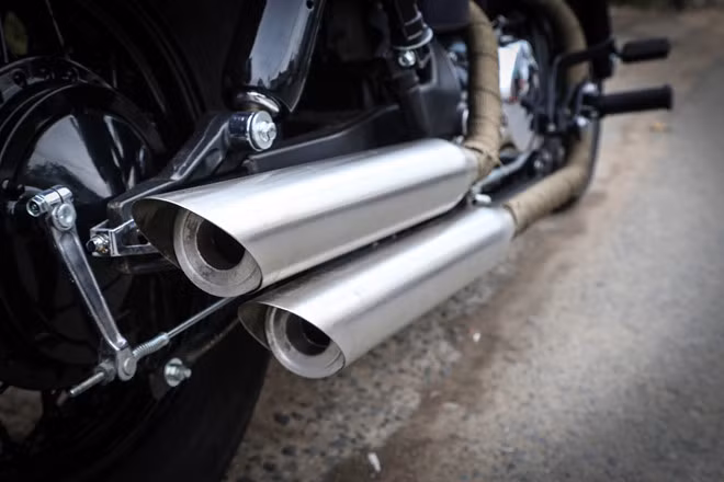 Phần ống xả đơn trên mẫu xe cũ cũng được làm lại thủ công, thành cụm ống xả kép bắt mắt hơn. Lon pô được thiết kế lại và cổ pô được bọc vải đậm chất cổ điển.