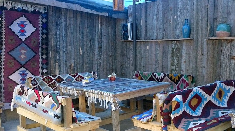 Bên trong mỗi ngôi nhà gồm một phòng khách nhỏ, phòng khách lớn, phòng mùa đông, và ban công. Ảnh: Irantraveller.