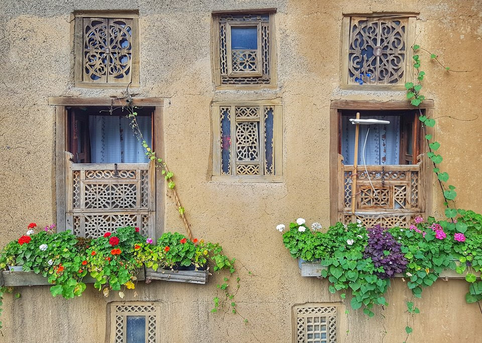 Các khung cửa sổ thường trồng hoa, mang lại vẻ thơ mộng, cổ tích. Ảnh: Zing.