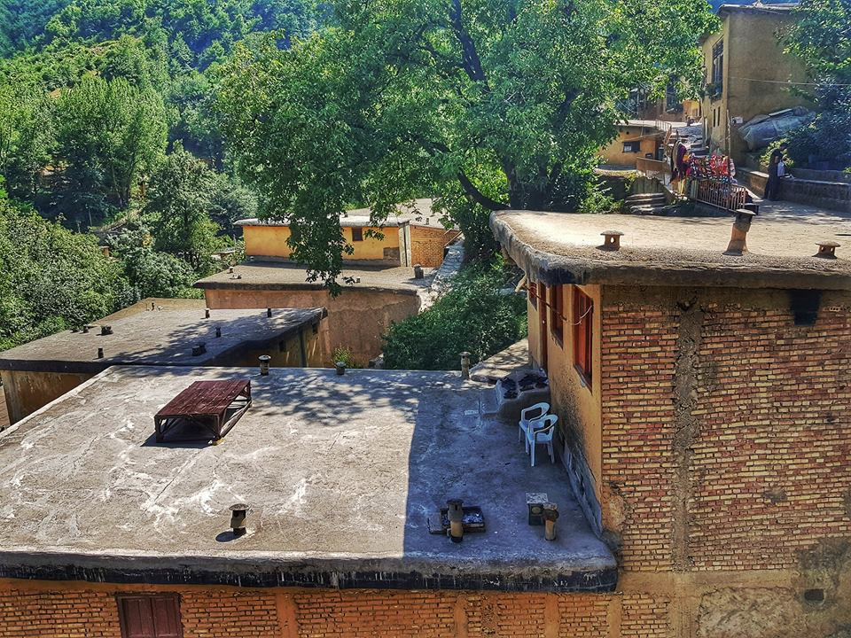 Sân của nhà này là mái của căn hộ khác. Ảnh: Zing.