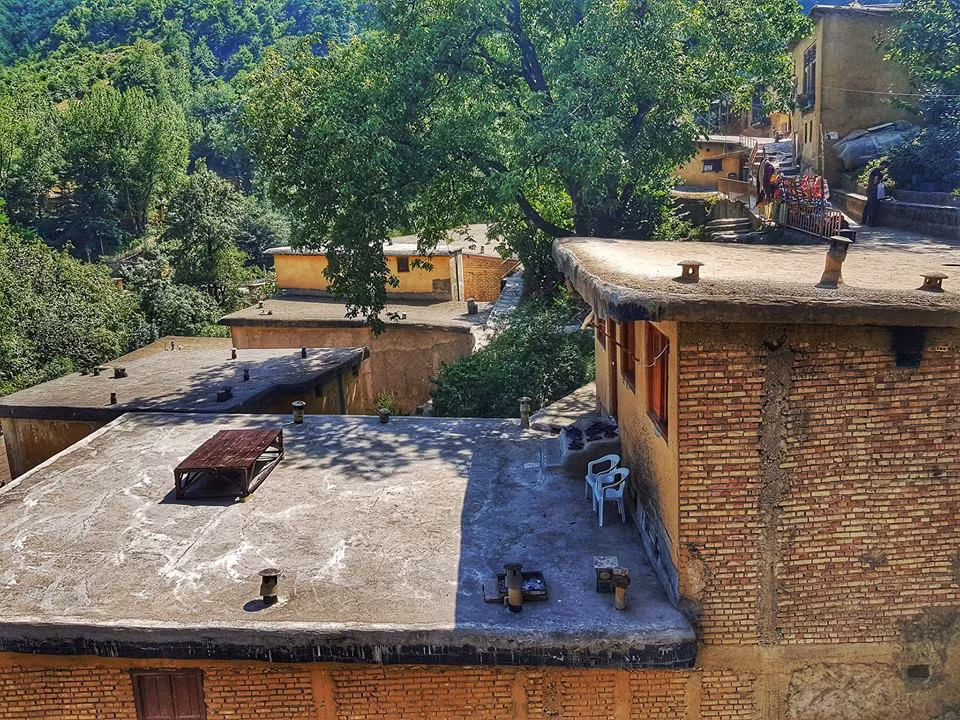 Sân của nhà này là mái của căn hộ khác. Ảnh: Zing.