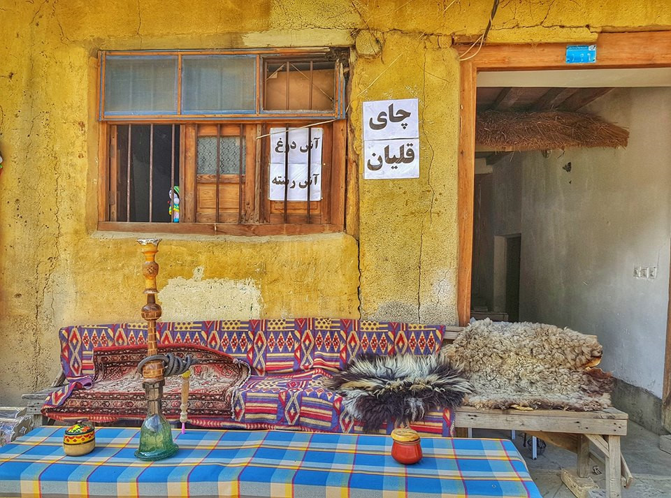 Hầu hết các nhà đều có một hiên nhỏ trải dài từ phía trước. Ảnh: Zing.