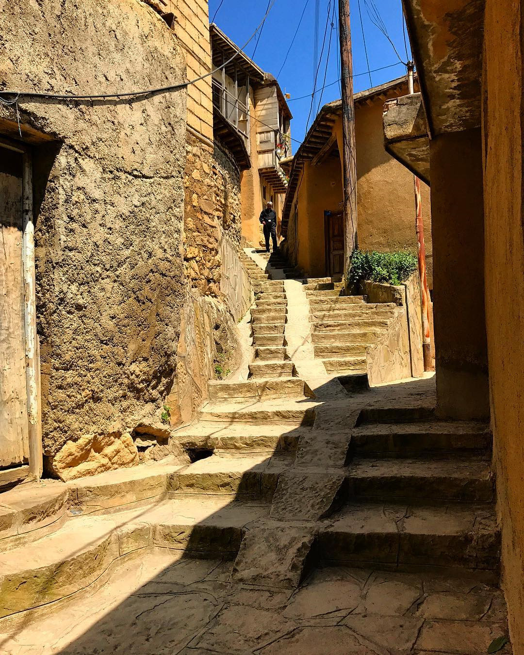 Giữa các ngôi nhà là bậc thang hẹp, uốn khúc dẫn lên tầng trên. Ảnh: Behrooziii_, Y.a.sandner.