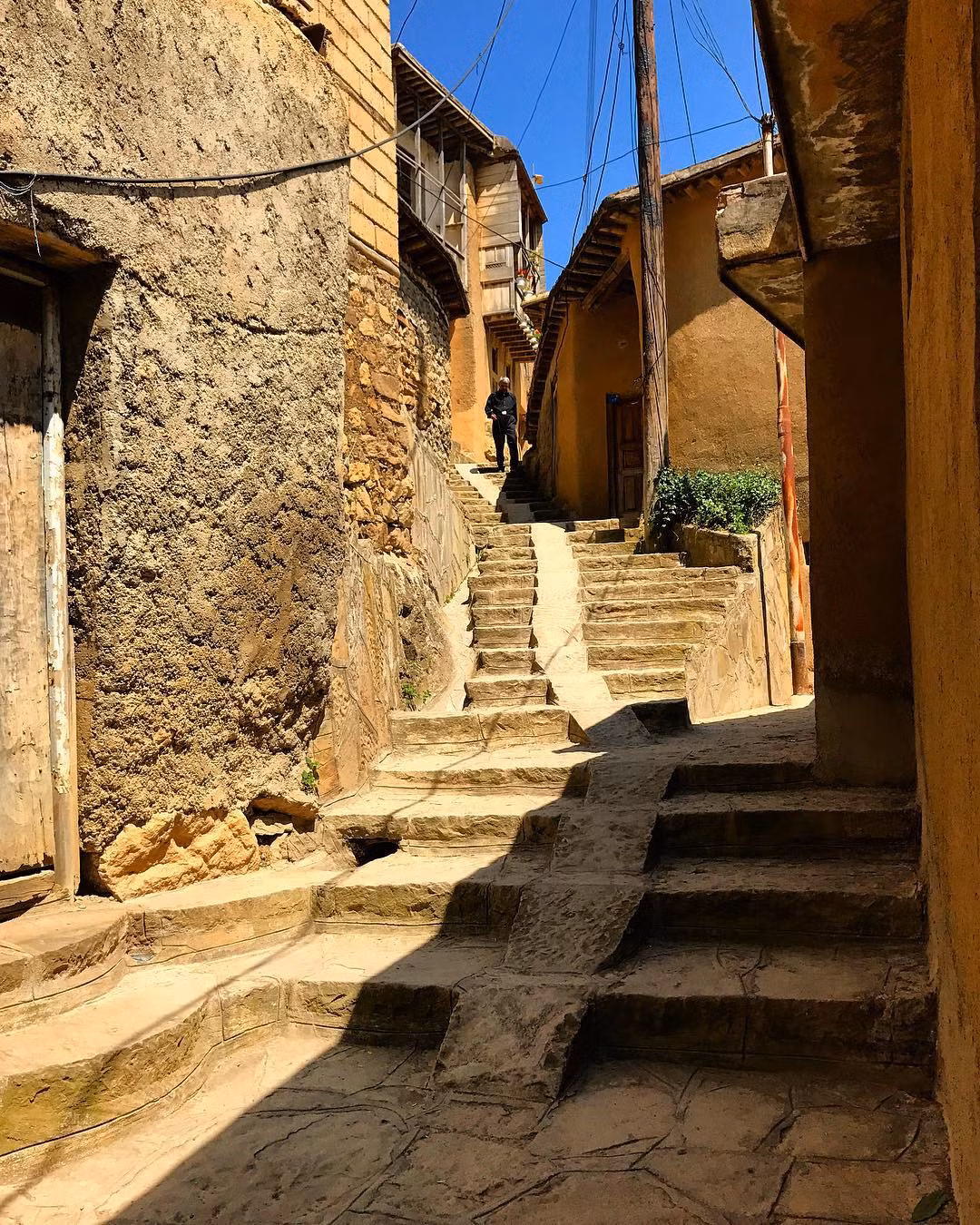 Giữa các ngôi nhà là bậc thang hẹp, uốn khúc dẫn lên tầng trên. Ảnh: Behrooziii_, Y.a.sandner.