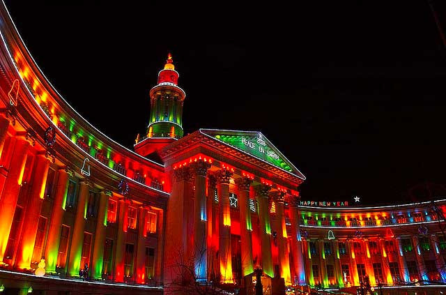 Một tòa cao ốc ở bang Colorado (Mỹ) rực sáng trong đêm Noel. Ảnh: 1X57.