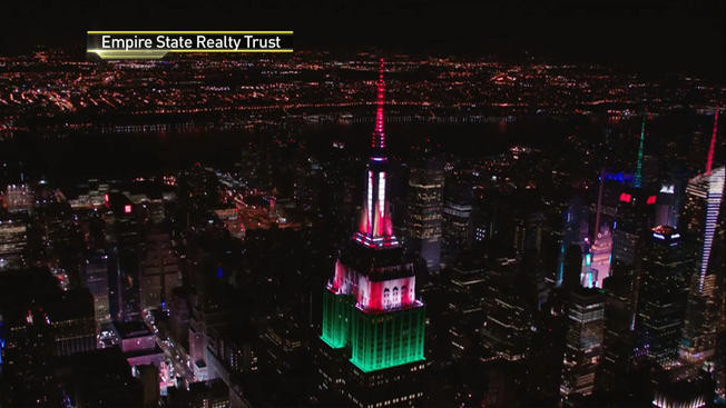 Tòa nhà Empire State – biểu tượng của thành phố New York - được trang trí đủ loại màu sắc để chào đón Giáng sinh. Ảnh: NBC New York.