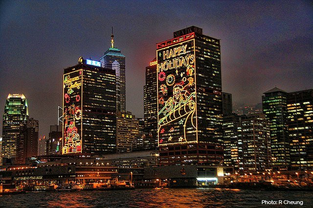 Những tòa nhà ven sông rực sáng với đủ loại đèn led trang trí. Ảnh: Hongkong.