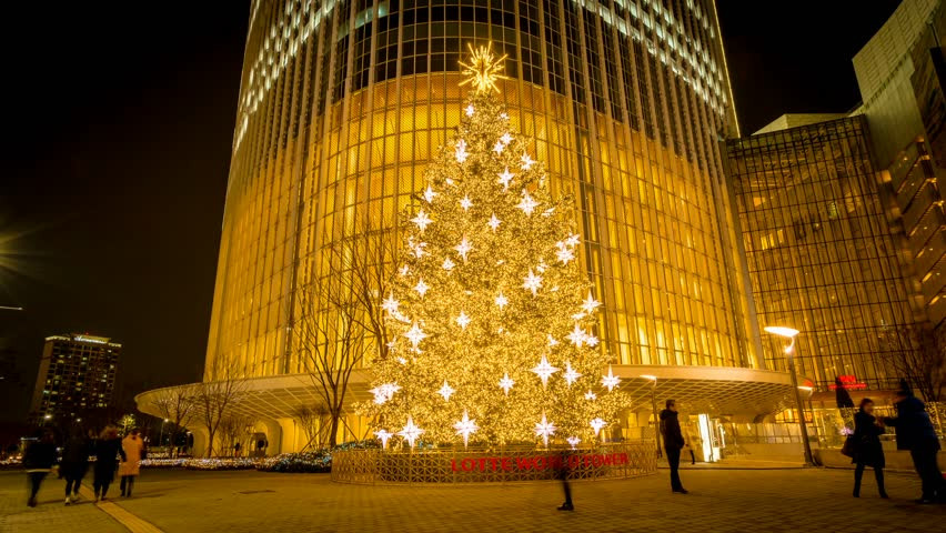 Tòa nhà Lotte World Tower (Seoul, Hàn Quốc) khoác lên mình màu vàng rực rỡ. Ảnh: Shutterstock.