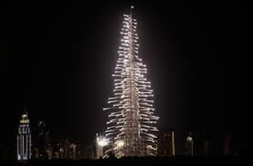 Hòa cùng không khí Giáng sinh, các tòa cao ốc ở nhiều nơi trên thế giới đều được trang hoàng lộng lẫy. Trong ảnh là tòa nhà cao nhất thế giới Burj Khalifa giống như một cây thông Noel khổng lồ. Ảnh: Gizmodo.