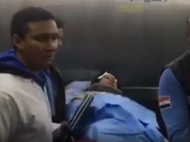 Một du khách Việt Nam được đưa vào bệnh viện Al Haram hôm 28/12. 9 người Việt Nam bị thương đang được điều trị tại bệnh viện Al Haram. Nhà chức trách cho biết ít nhất 2 người đang trong tình trạng nguy kịch. Ảnh: Reuters.