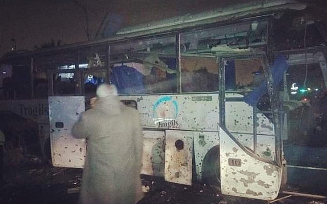 Hiện chưa có lực lượng nào đứng ra nhận trách nhiệm cho vụ tấn công. Trong quá khứ, các nhóm vũ trang cực đoan từng tấn công vào các đoàn du lịch. Trong ảnh, sức ép từ vụ nổ đã phá hủy một phần hông của chiếc xe bus và khiến toàn bộ cửa kính vỡ vụn. Ảnh: Euronews.