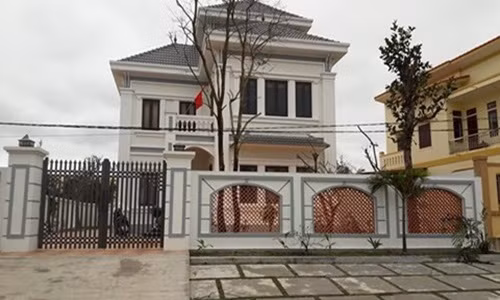 Không khó để bắt gặp những ngôi biệt thự 2 tầng, 3 tầng tiền tỷ. Ảnh: Infonet.