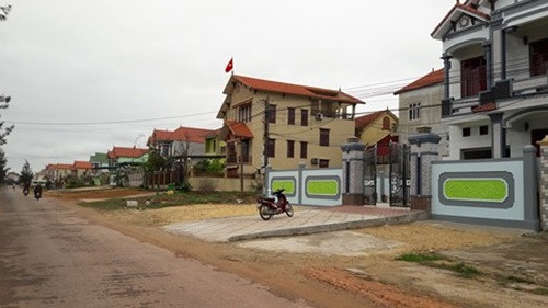 Các dãy nhà được xây dựng hiện đại tạo thành "phố trong làng" ở xã Nhân Trạch. Ảnh: Infonet.