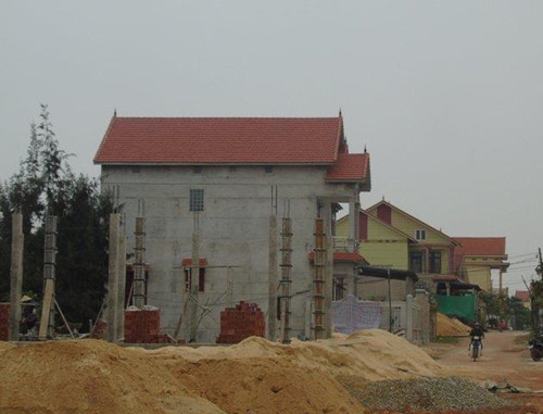 Những ngôi biệt thự hiện đại vẫn tiếp tục được xây dựng. Ảnh: Vietnamnet.