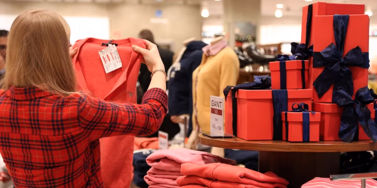 Theo CNN, một số hãng bán lẻ còn đặt hàng các nhà sản xuất (thường là đồ điện tử) sản phẩm dành riêng cho dịp Black Friday với mức giá rất rẻ.