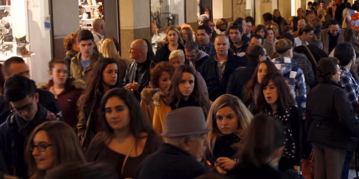 Giá sản phẩm niêm yết giảm luôn được giữ nguyên trong cả một ngày. Vì thế, bạn đã sai khi nghĩ rằng thức đến nửa đêm để chờ đợi thì sẽ mua được hàng với giá tốt hơn là mua vào sáng hôm sau. Nguồn ảnh: Getty Image.