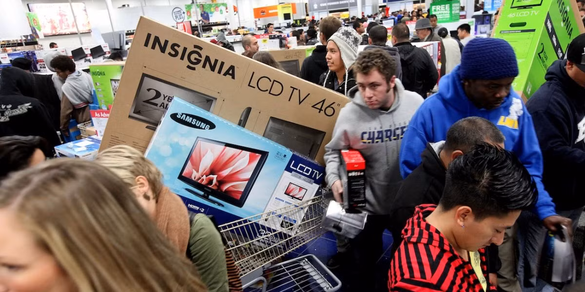 Ít ai biết, phần lớn mặt hàng giảm giá trong ngày Black Friday không phải là hoàn hảo. Chúng sẽ là hàng tồn kho từ các năm trước hoặc đã bị hỏng hóc một vài chỗ.