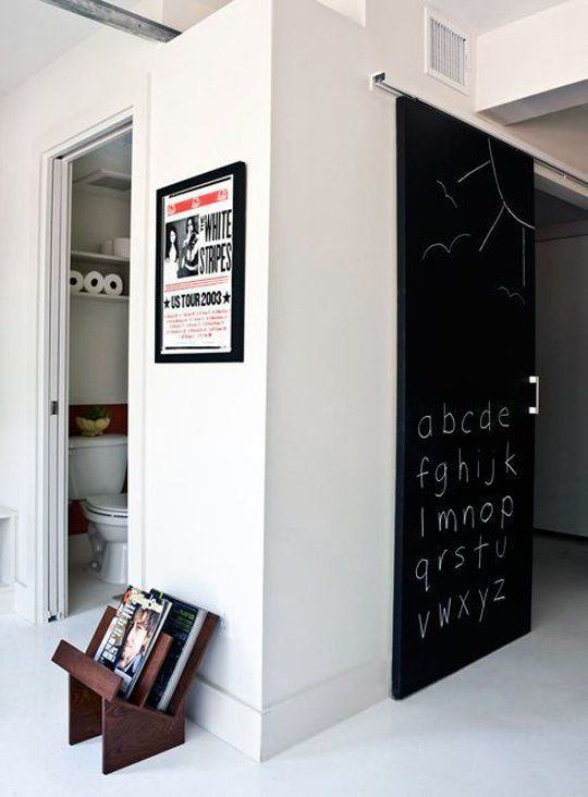 Cửa kiêm bảng đen mang lại sự thích thú đặc biệt cho trẻ em.