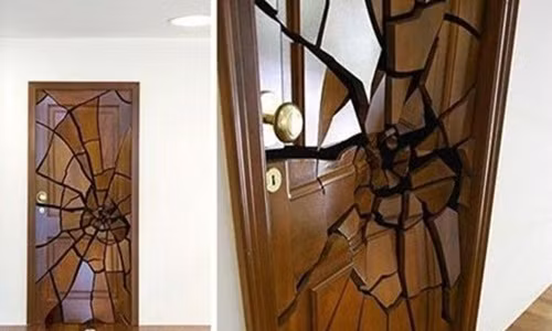 Mẫu thiết kế cửa đầy táo bạo là lựa chọn cho gia chủ cá tính.