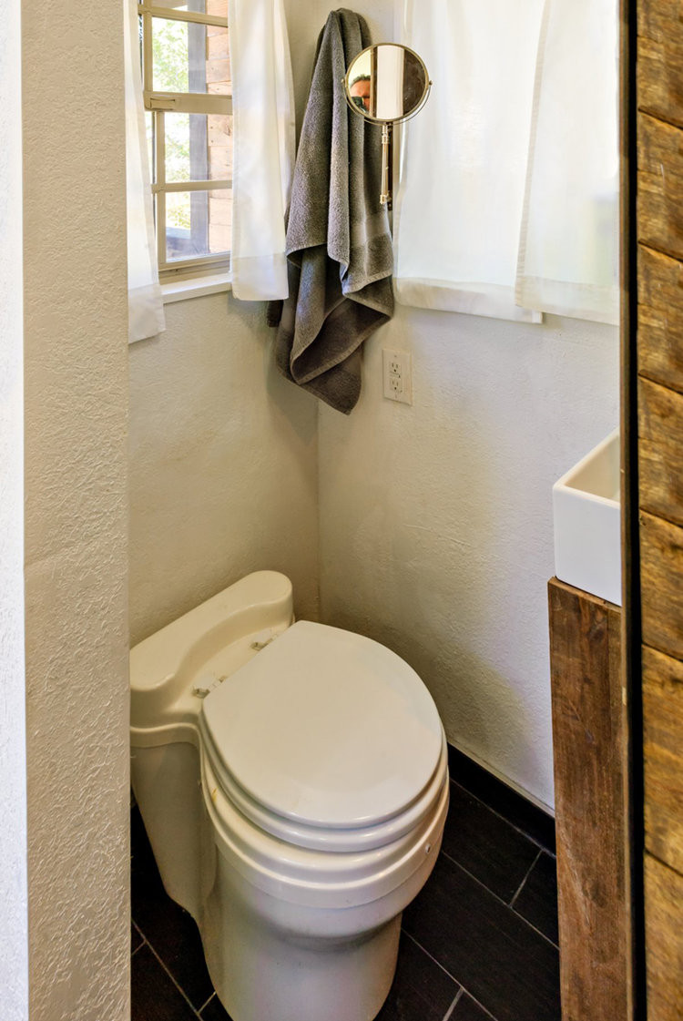 Thiết kế cửa sổ cho phòng tắm sáng đẹp, mở rộng không gian.