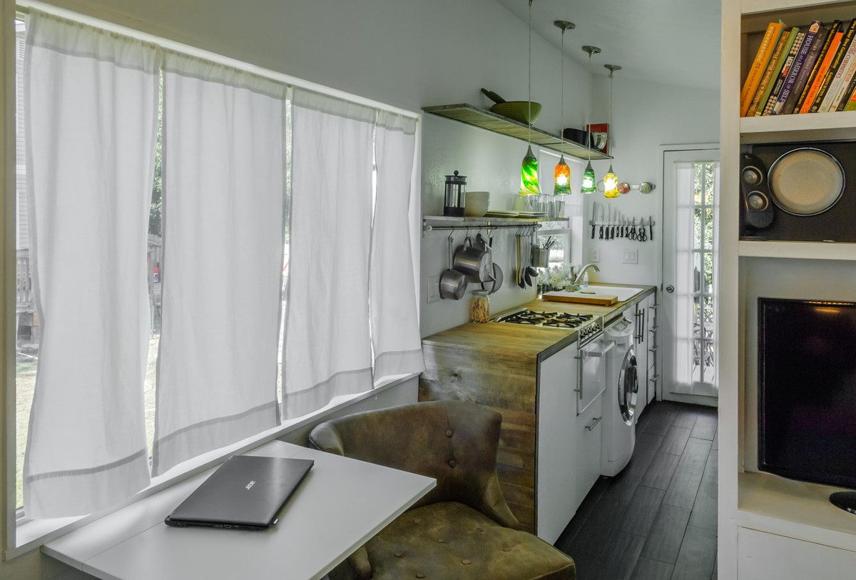 Dưới tủ bếp được tận dụng để kê máy giặt.