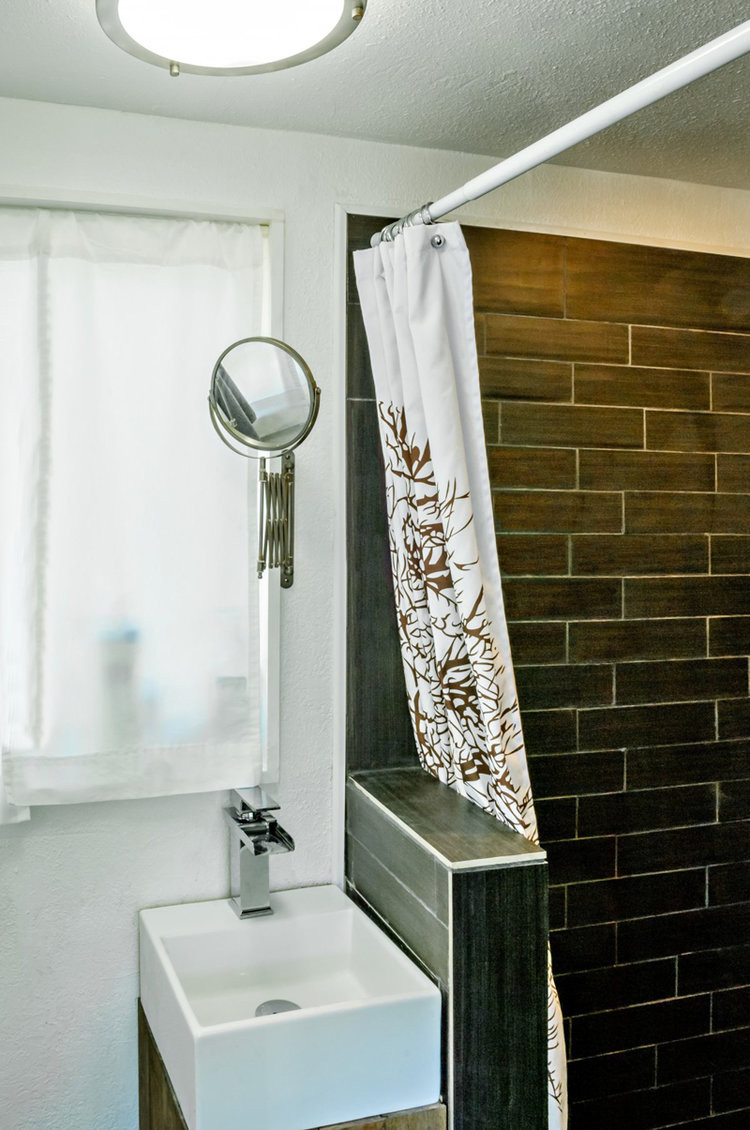 Phòng tắm trang bị nội thất hiện đại.