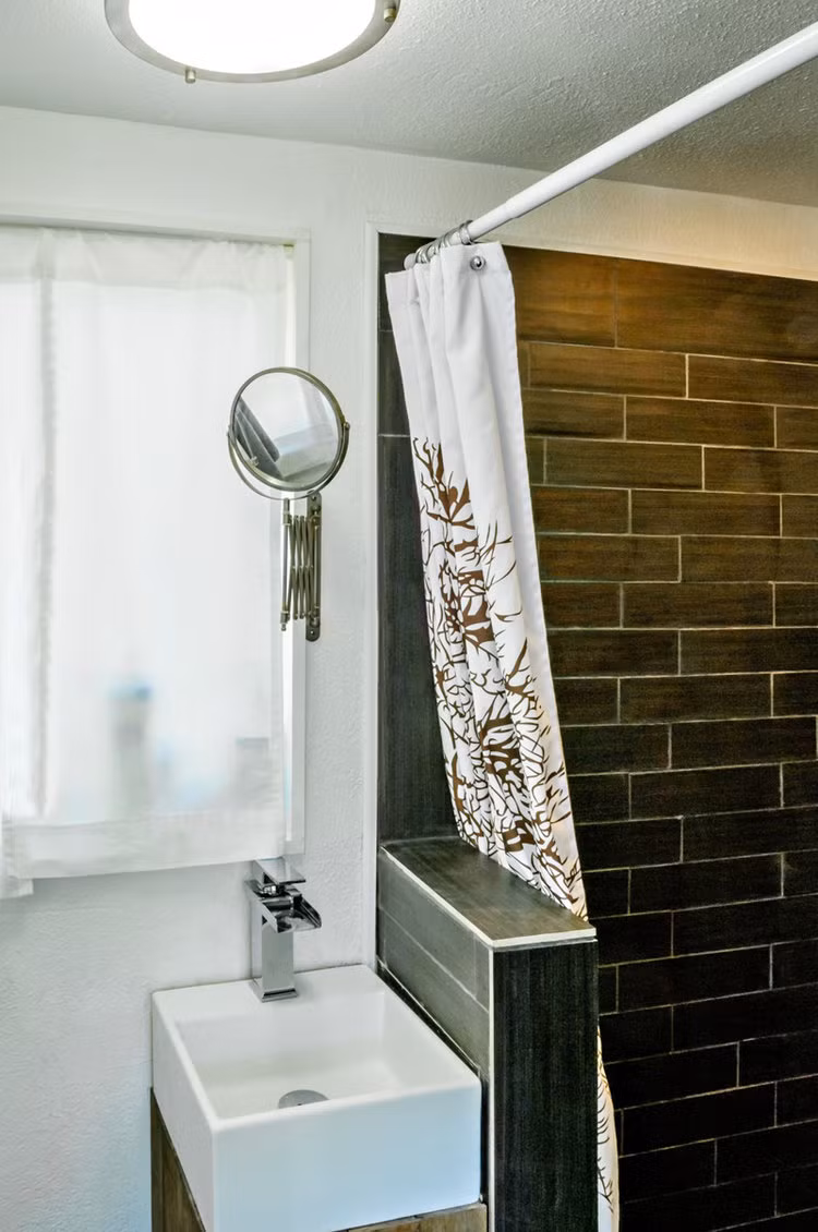 Phòng tắm trang bị nội thất hiện đại.