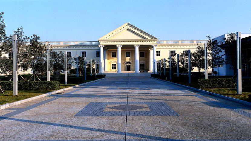 Tuy nhiên, nguồn tin trên tờ Paris Match cho thấy, gia đình ông Ren Zhengfei sống trong một cung điện sang trọng tại Thâm Quyến. Ảnh: Cnet.