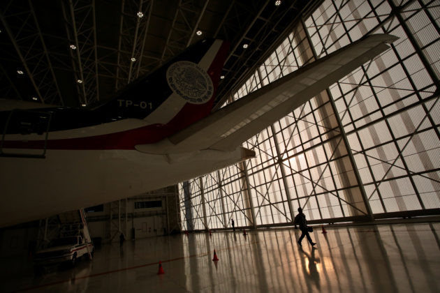 Phần đuôi máy bay với biểu tượng lá cờ Mexico.