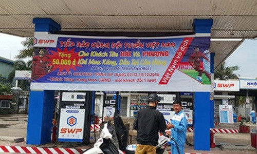 Mot cay xang mien phi cho khach hang ten Hai va Phuong