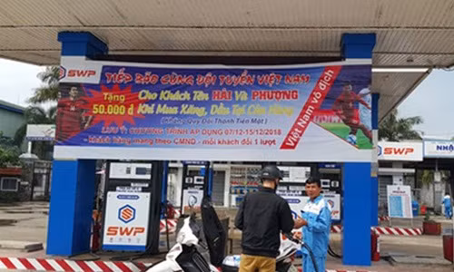 Mot cay xang mien phi cho khach hang ten Hai va Phuong