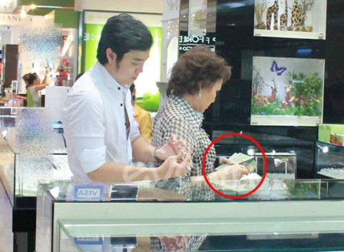 Khác với các nữ đại gia khác, bà Yvonne Thúy Hoàng không chơi trội bằng biệt thự hay siêu xe tiền tỷ mà thể hiện mức độ chịu chơi bằng những món quà hay những chuyến đi chơi xa xỉ dành cho mình và người yêu. Ảnh: Giadinhxahoi.